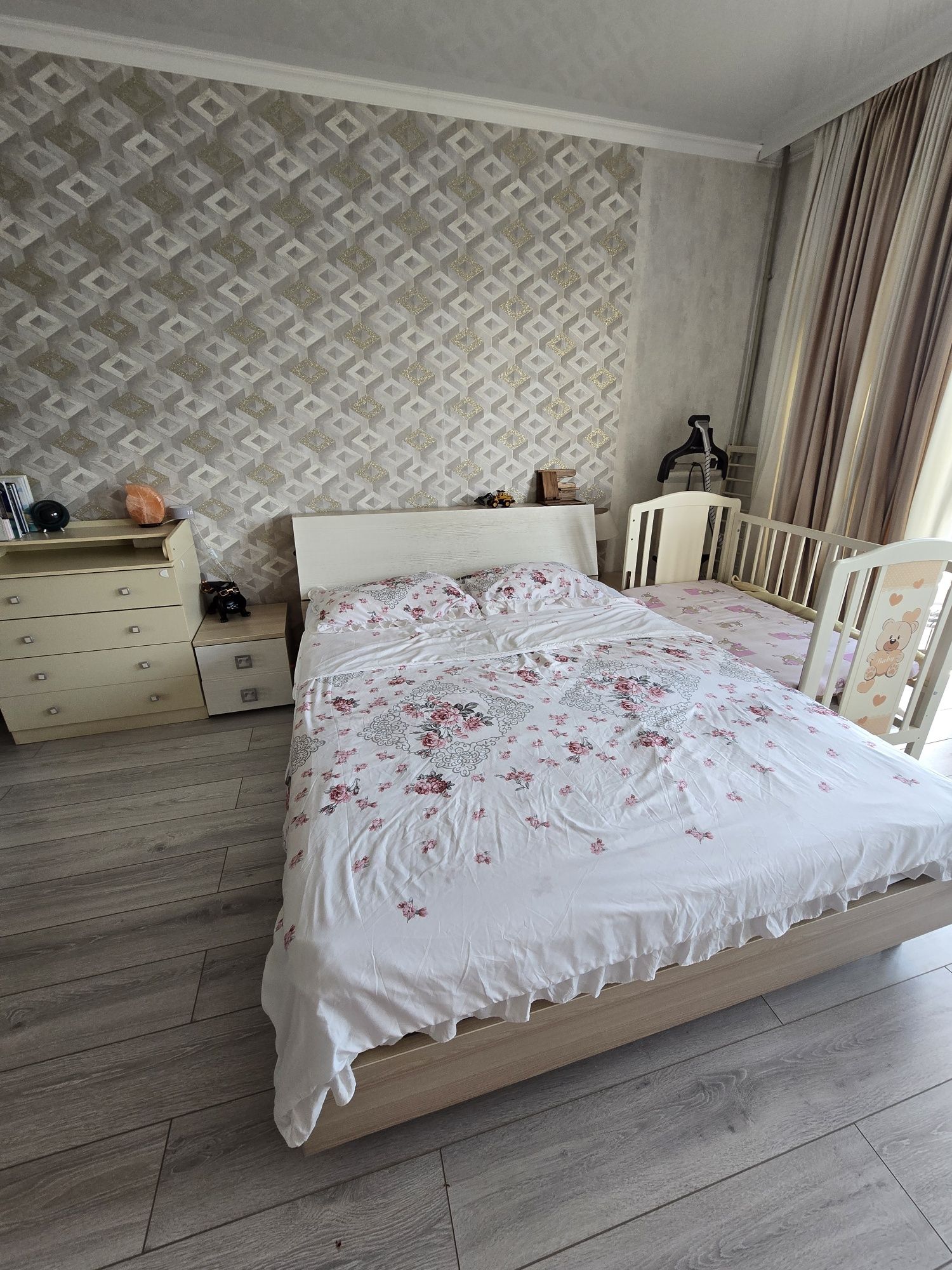 Кровать 160×200 с матрацем Алматы. Двуспальная кровать с тумбами