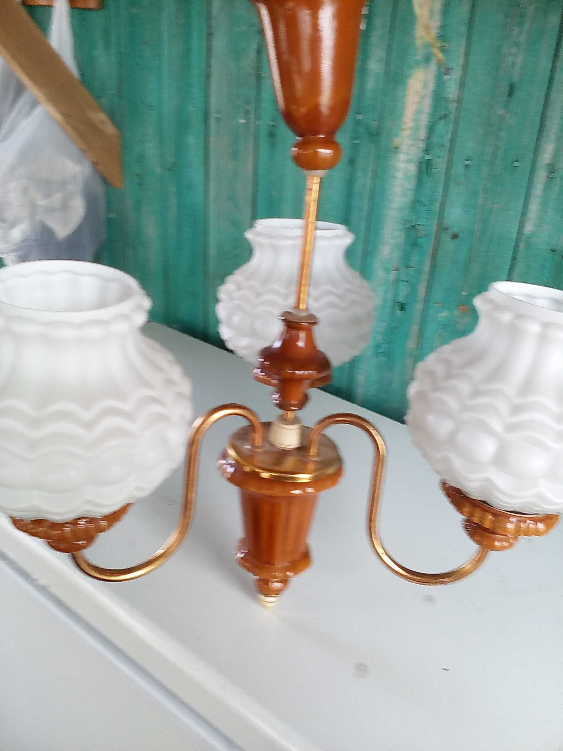 Продам люстру на 3 лампочки