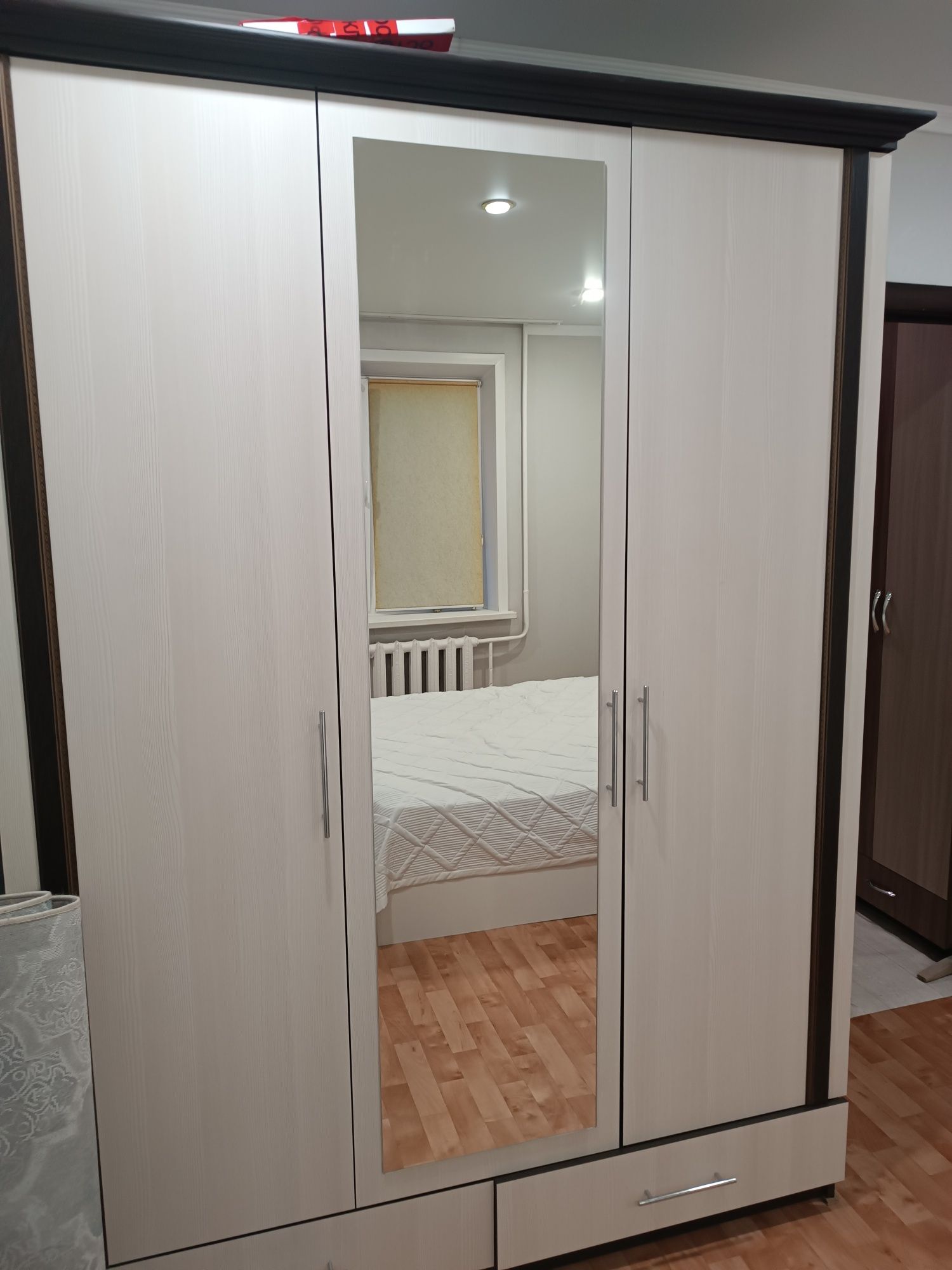 Шкаф для одежды и кровать