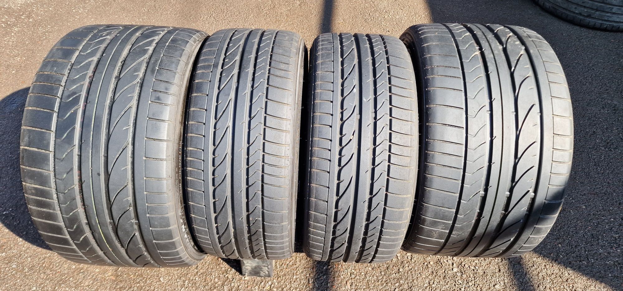 305/30/R19 - 235/35/R19 - Летних Баллона Bridgestone разноширокие.
