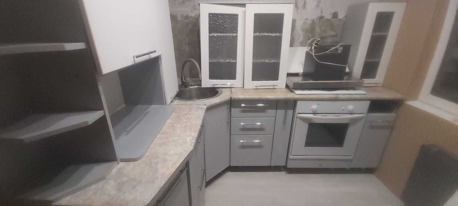 угловой кухонный гарнитур + встроенная техника