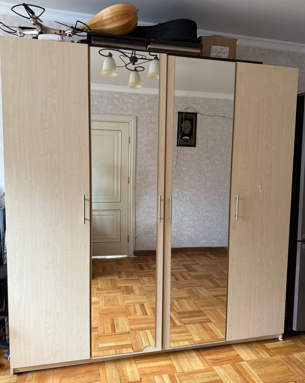 Шкаф бельевой, трюмо с зеркалом