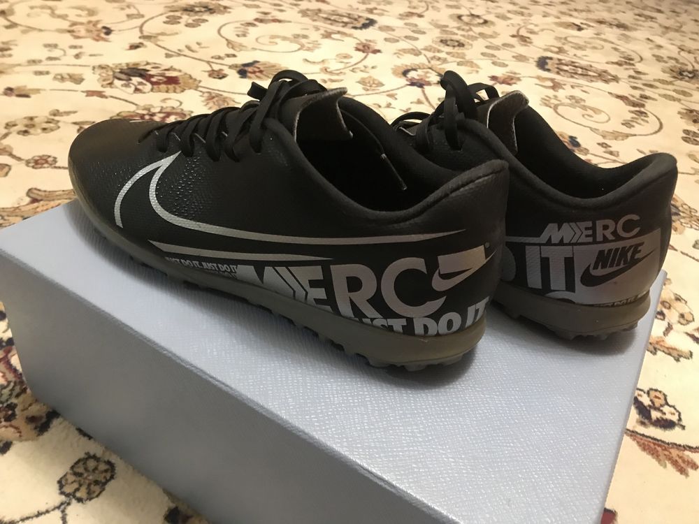 Продам Бутсы Nike  40 размер
