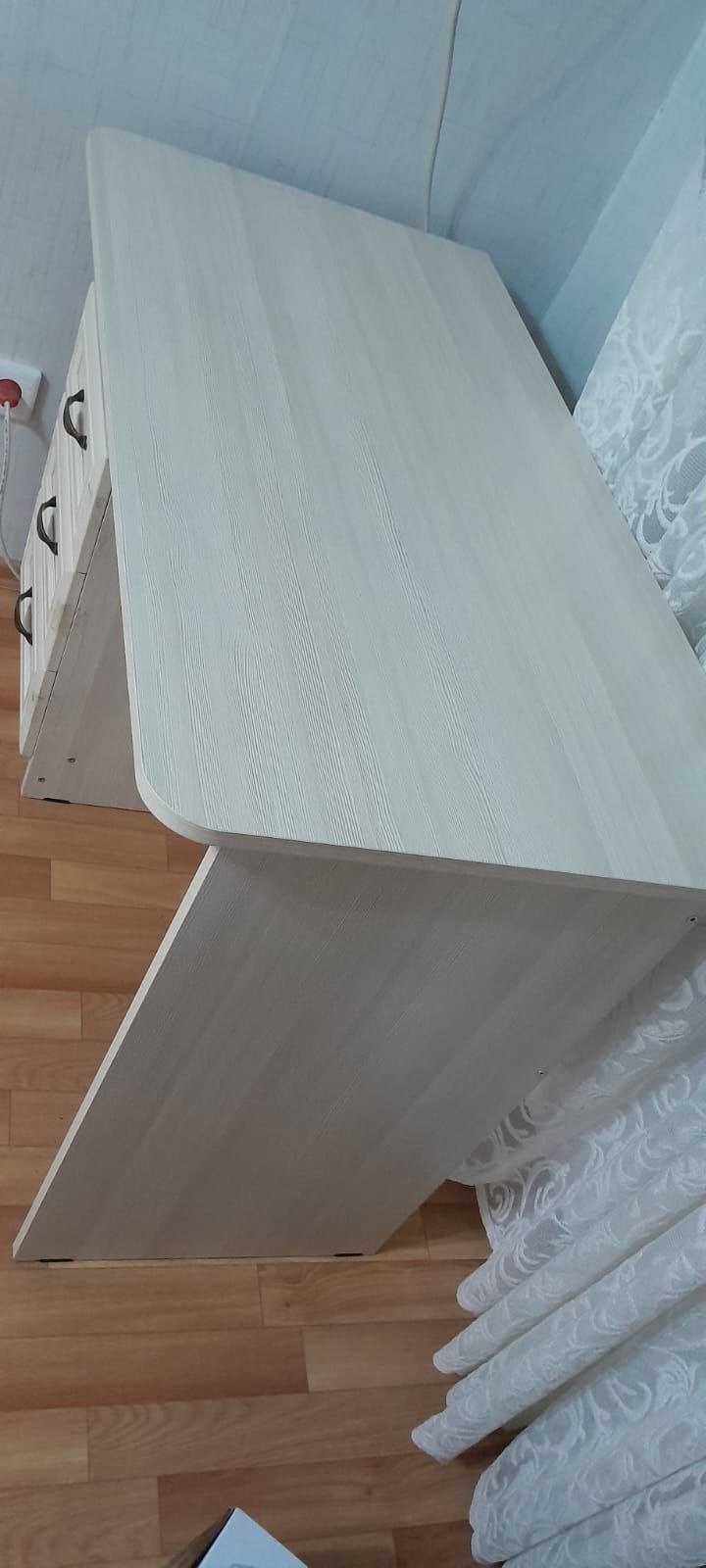 Стол с тумбочкой