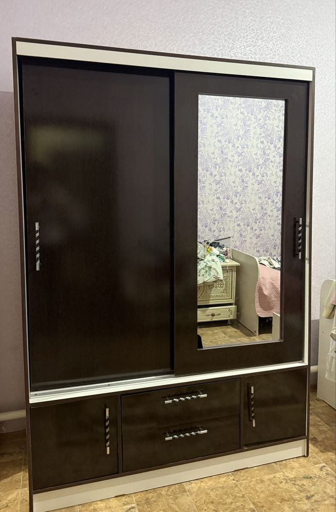 Срочно продаю шкаф по низкой цене б/у