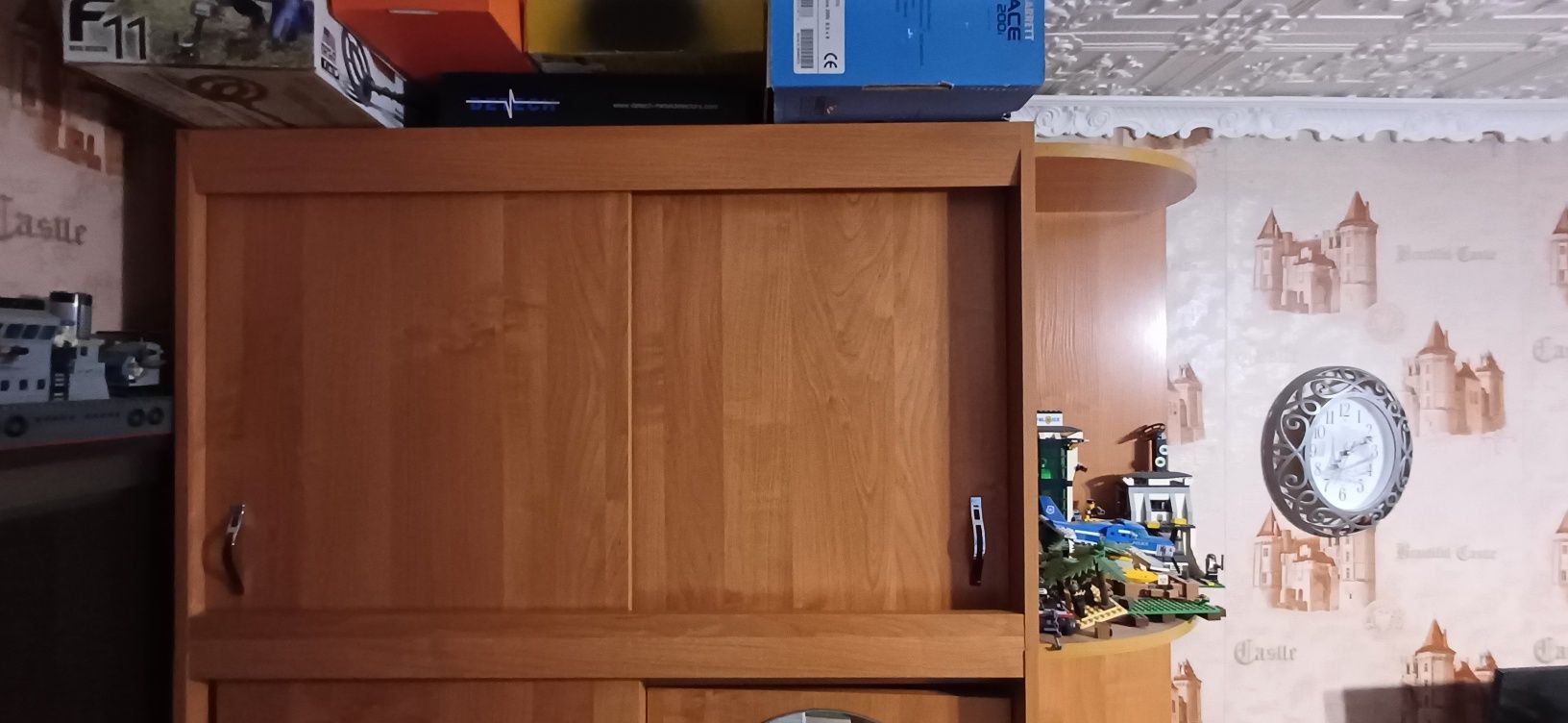 Продам срочно шкаф и стол компьютерный