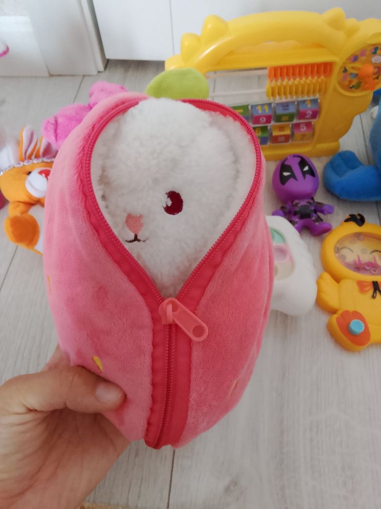 Игрушки разные, есть музыкальные