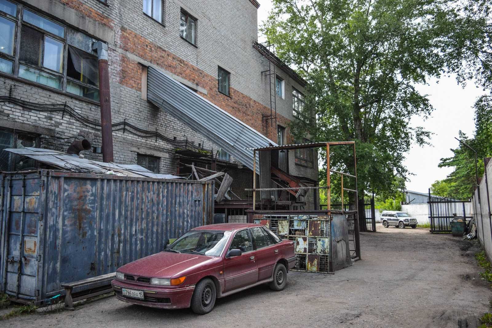 Продажа трехэтажного кирпичного здания в районе нового ЦОТа.