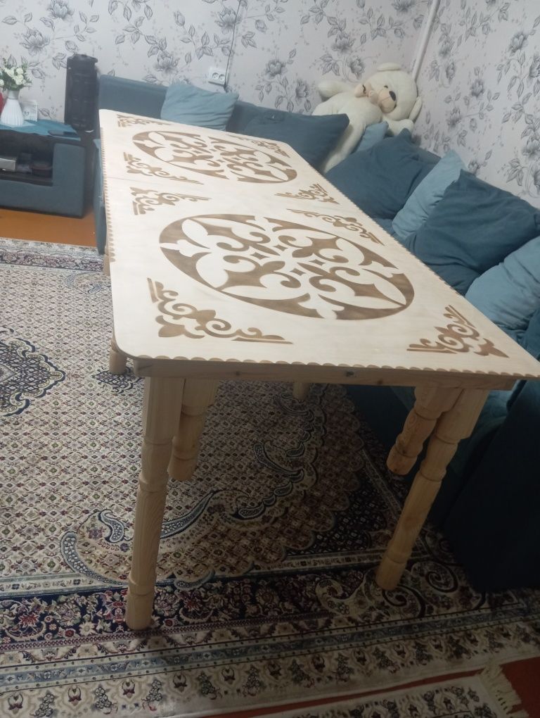 Продам стол для гостиной