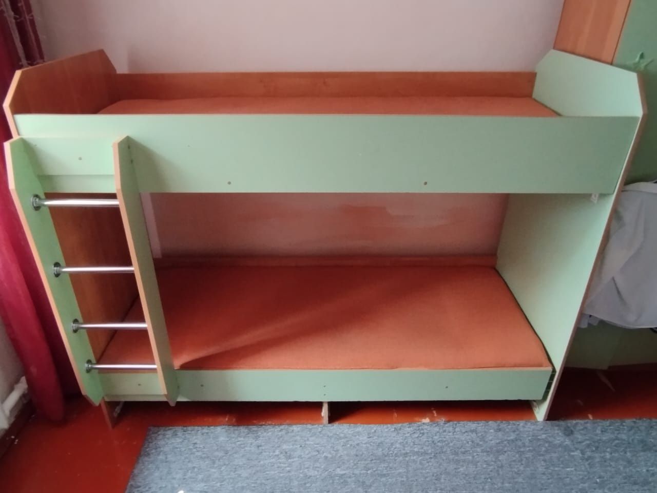 Продам двухъярусную кровать.