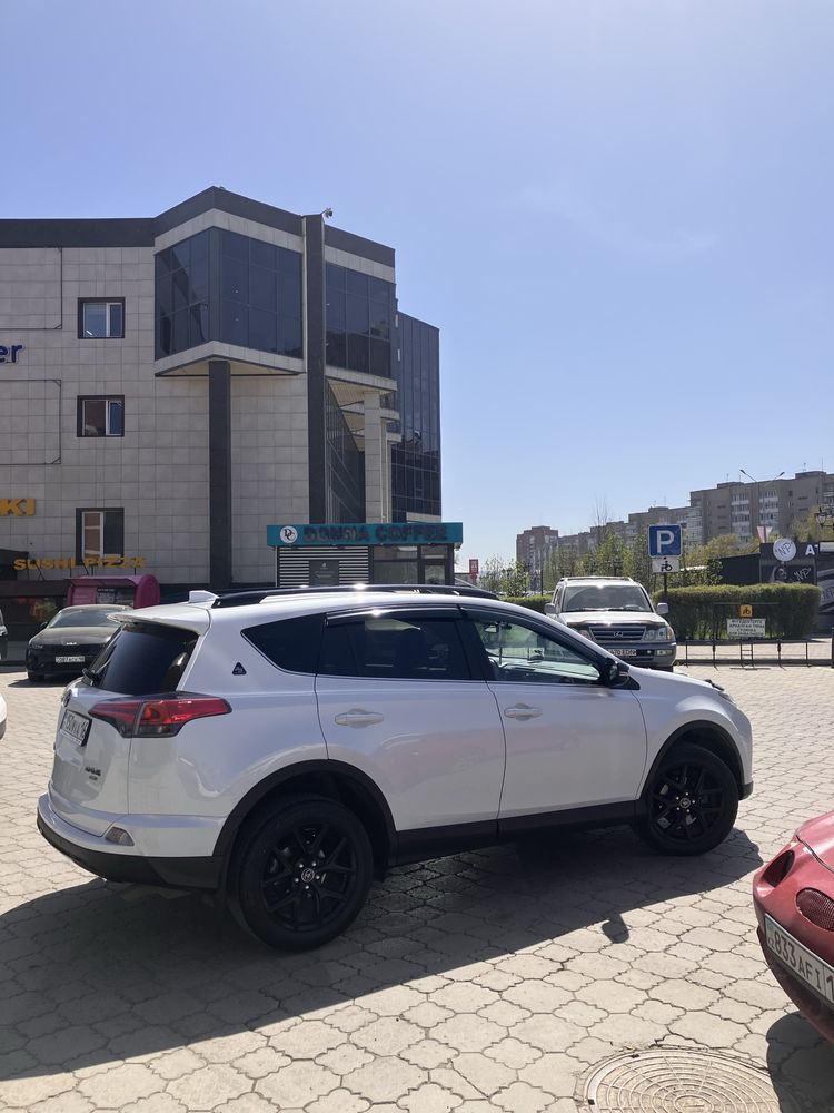 Тойота RAV4 2019