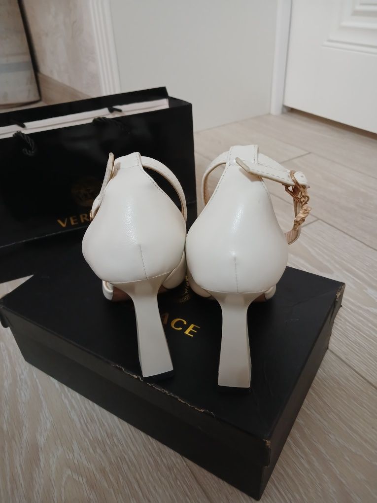 Продаю каблуки Versace