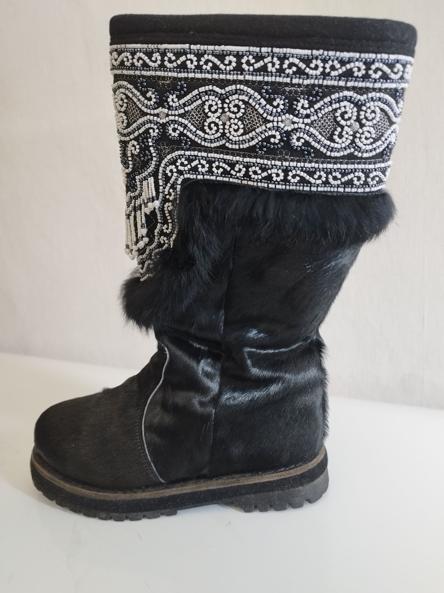 Продам унты и кеды.