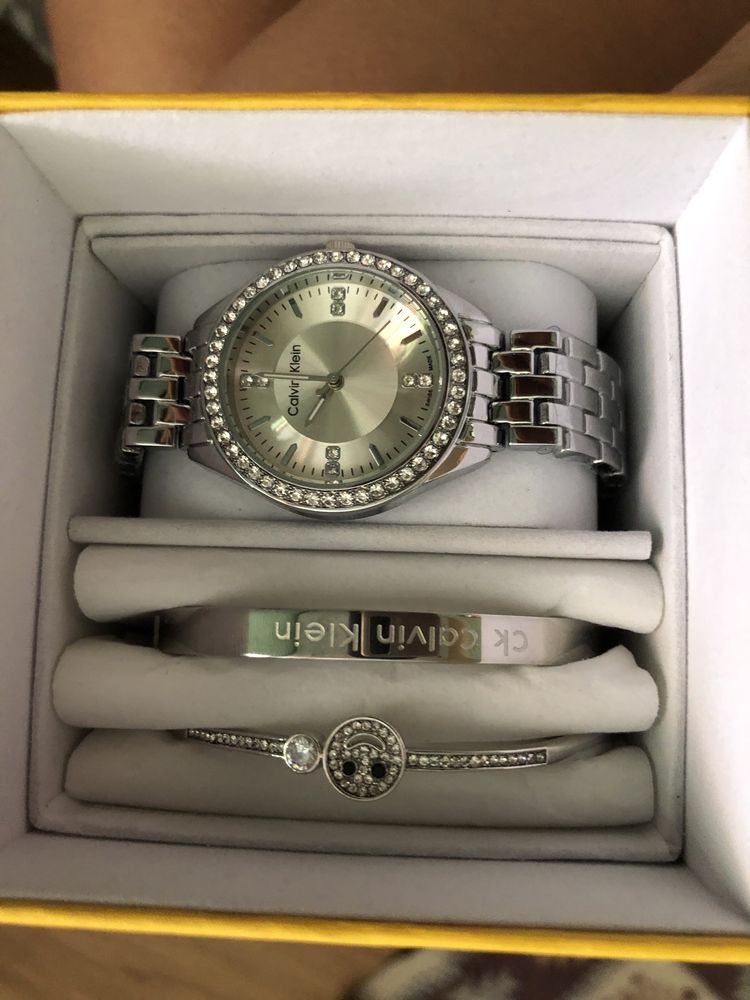 Продам часы с браслетами