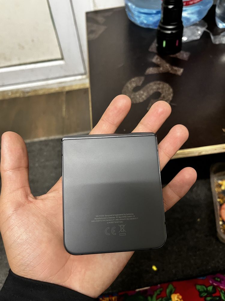 Прадаеться телефон Z flip 4