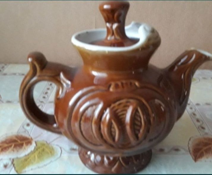 Фарфоровый чайник.