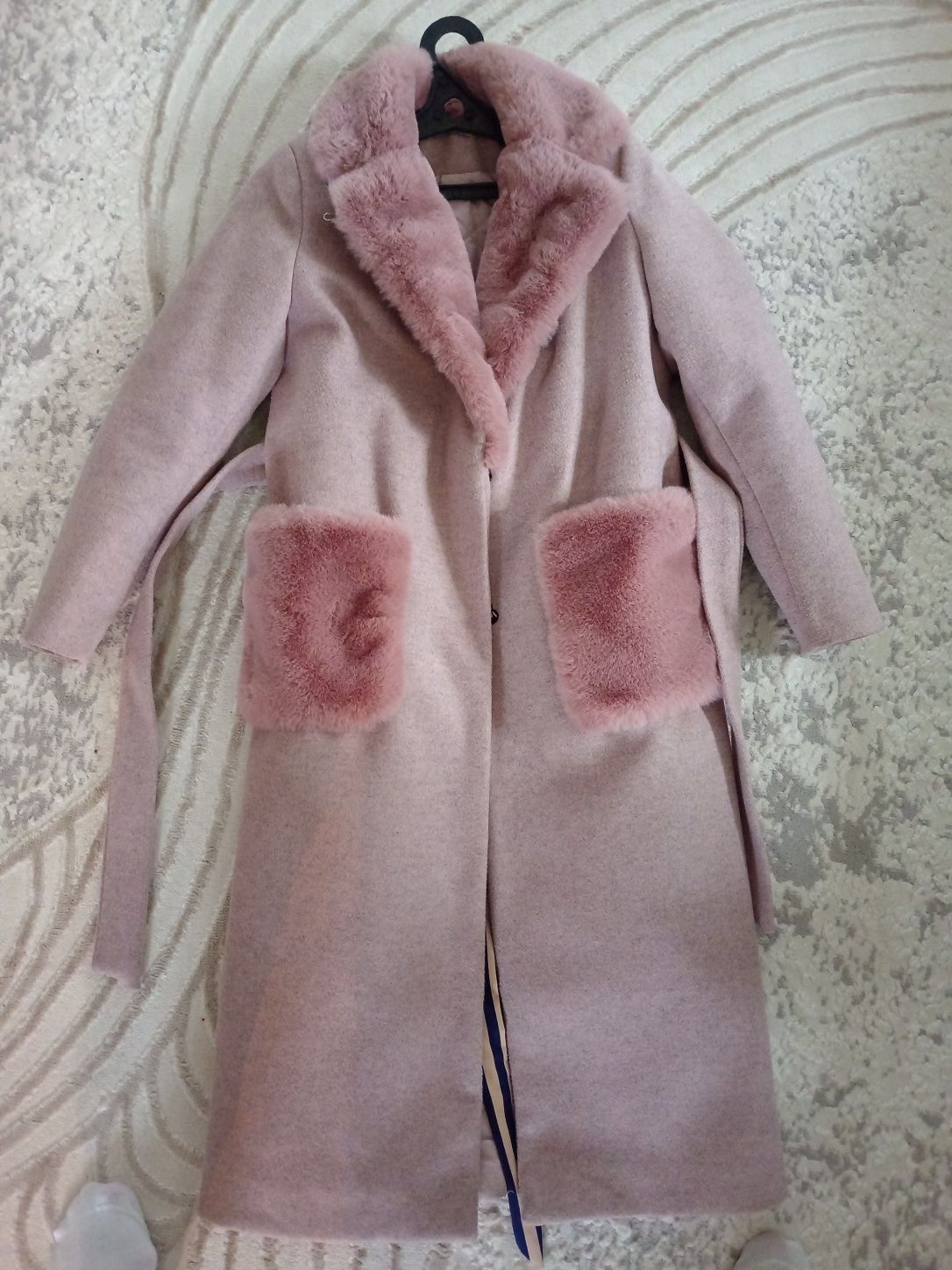 Продам женское пальто 42р