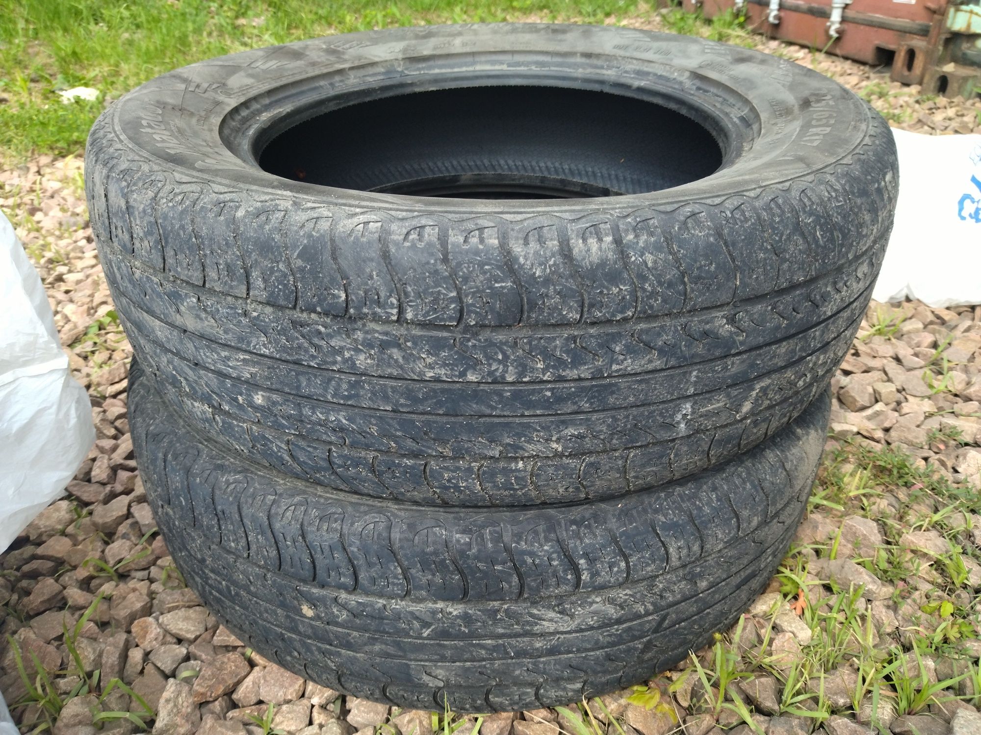 Продам два балона 225/65/-17