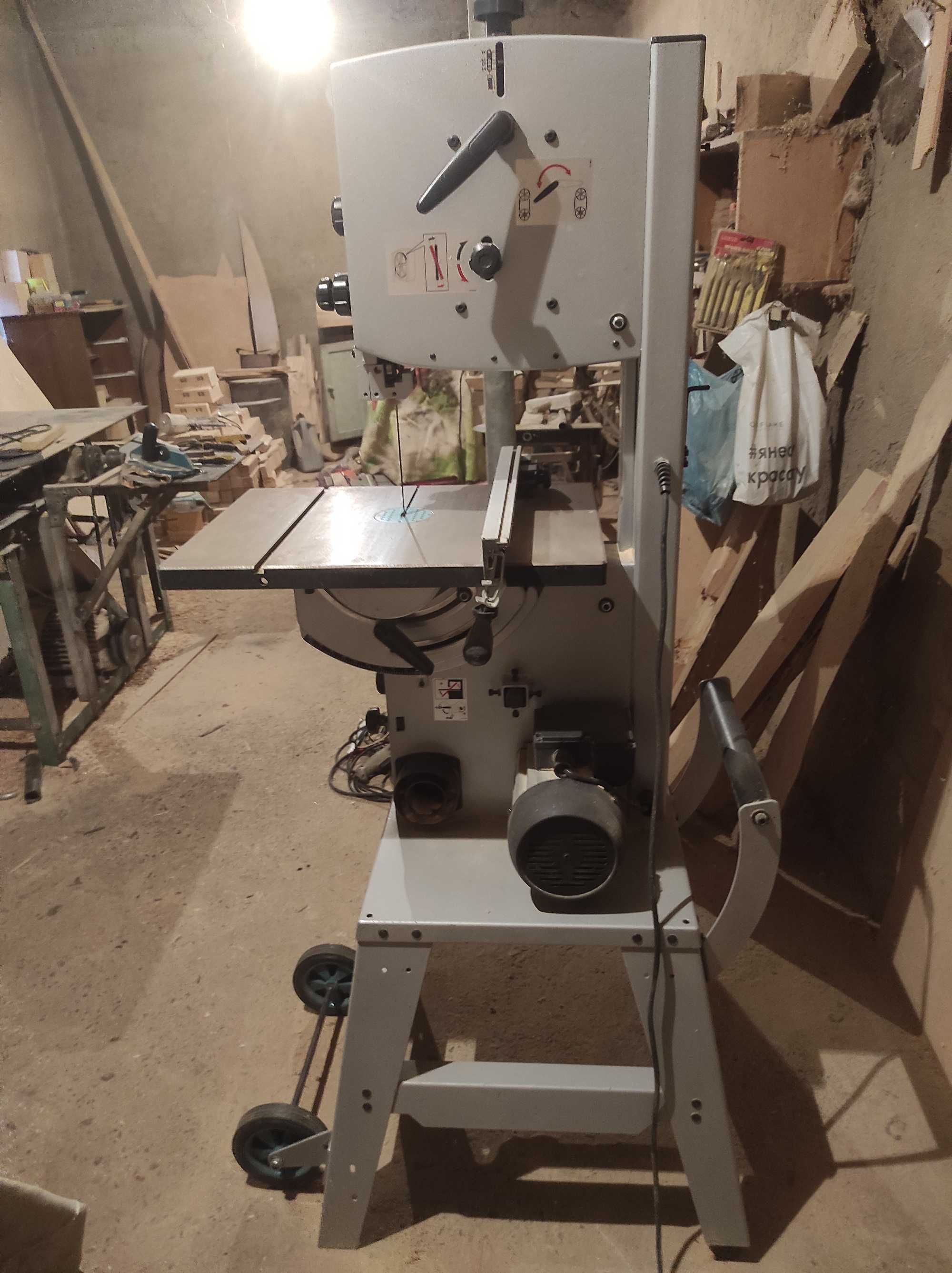 Ленточная пила Макита LB1200F.