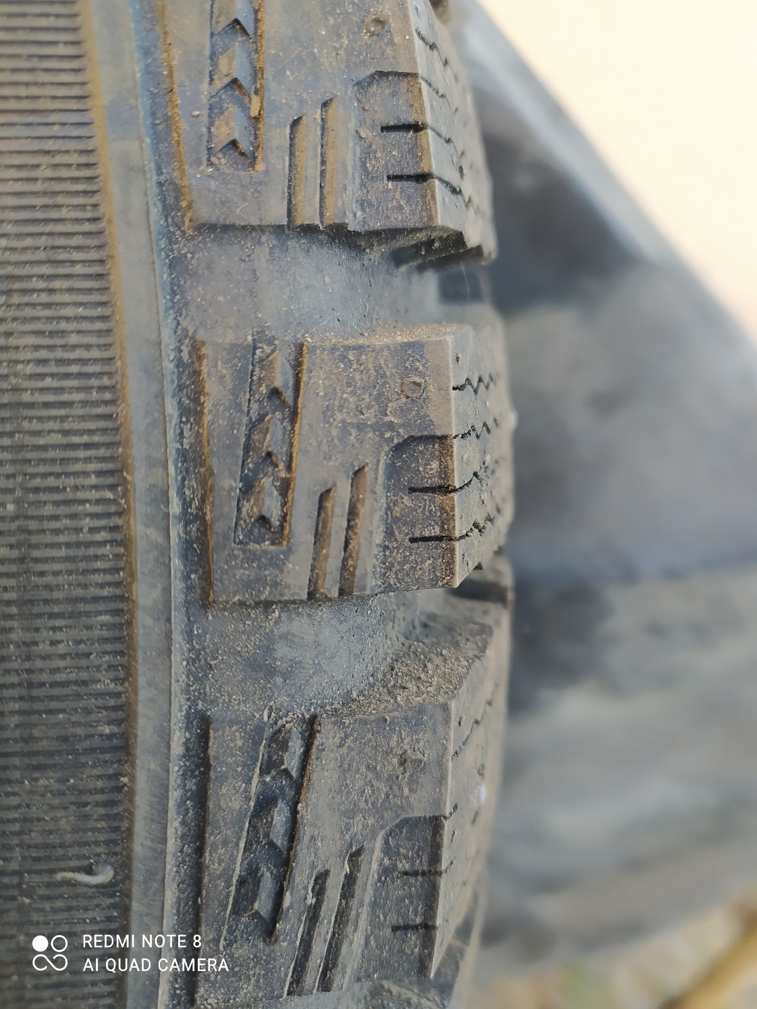 Продам резину 235/70 R16 шипованые б/у в отличном состояний