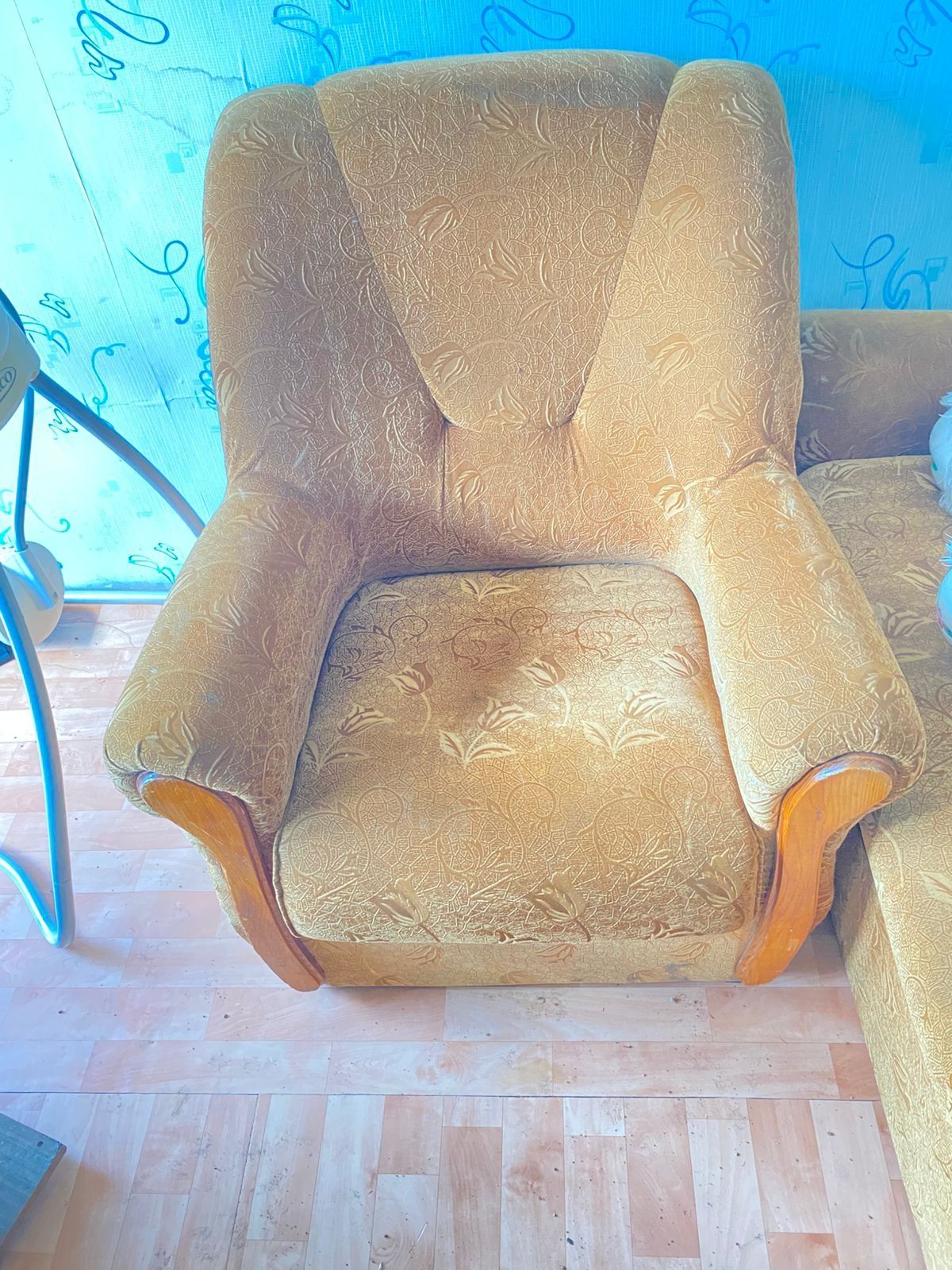Продам угловой диван с креслом