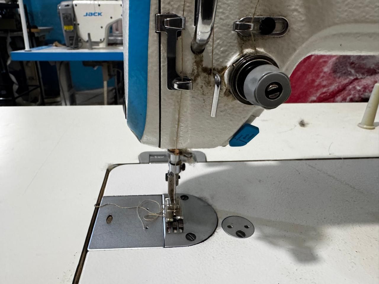 Срочно продается швейная машинка jack f4 со столом -2шт