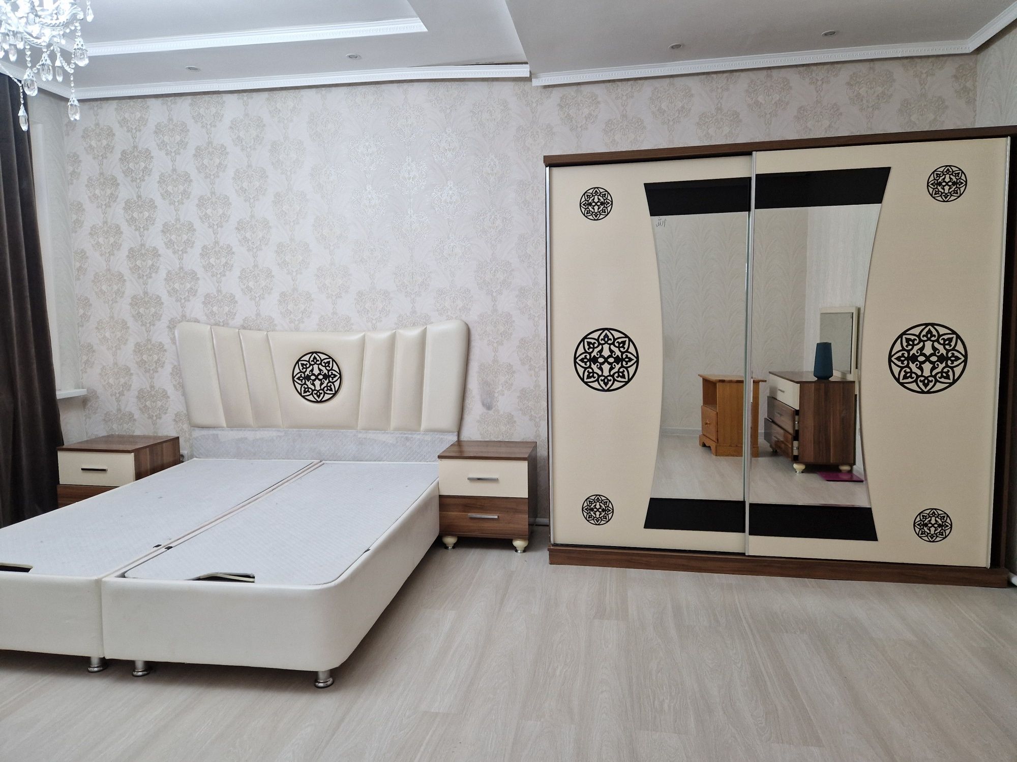 Продам кровать двуспальная, шкаф купе, тумбы