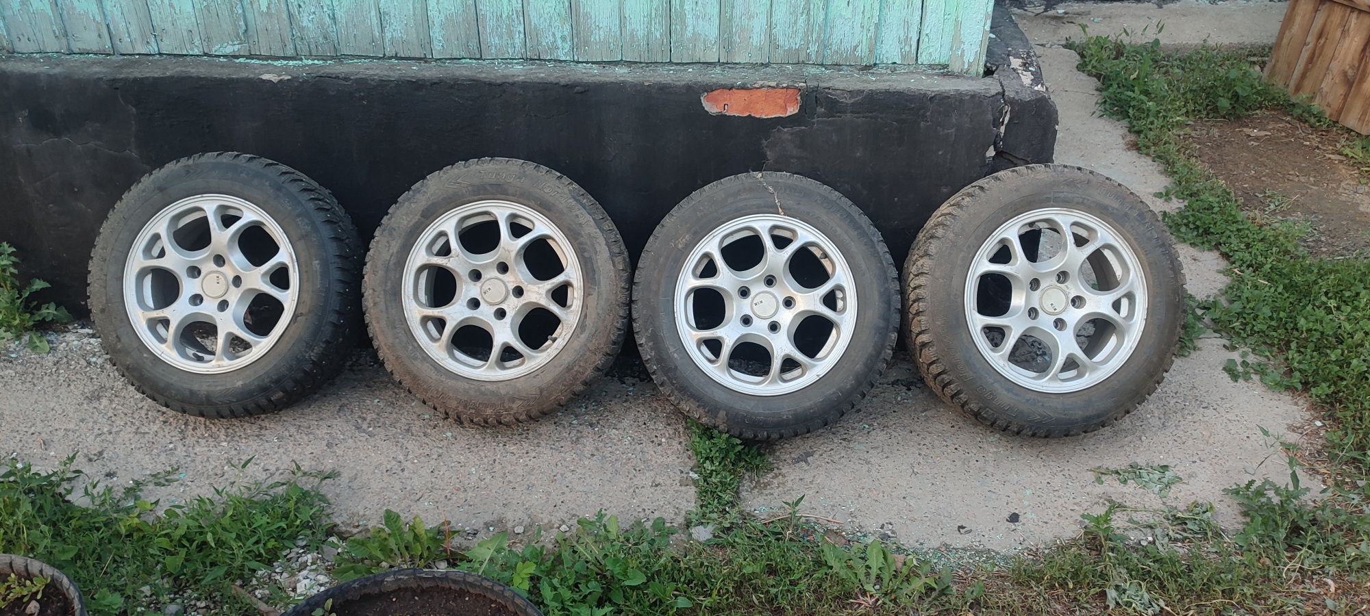 Продам диски с зимней резиной
