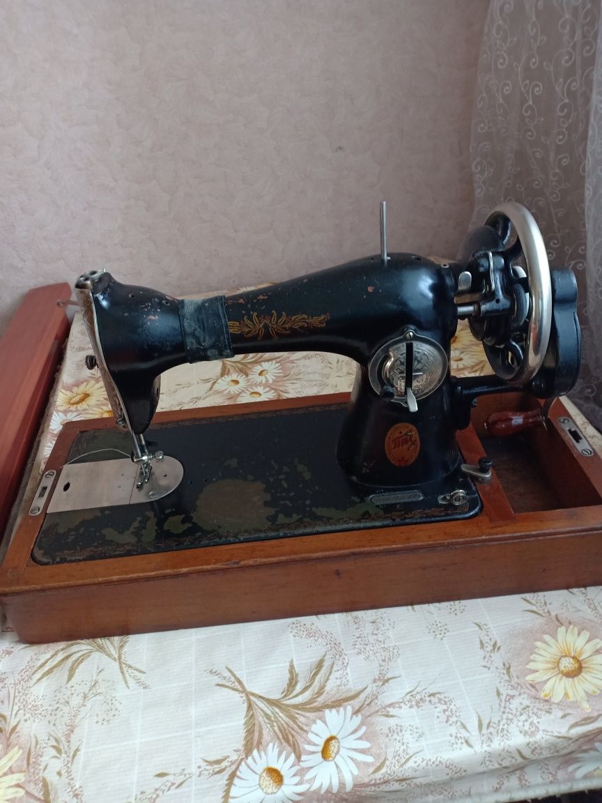 Продам швейную машинку