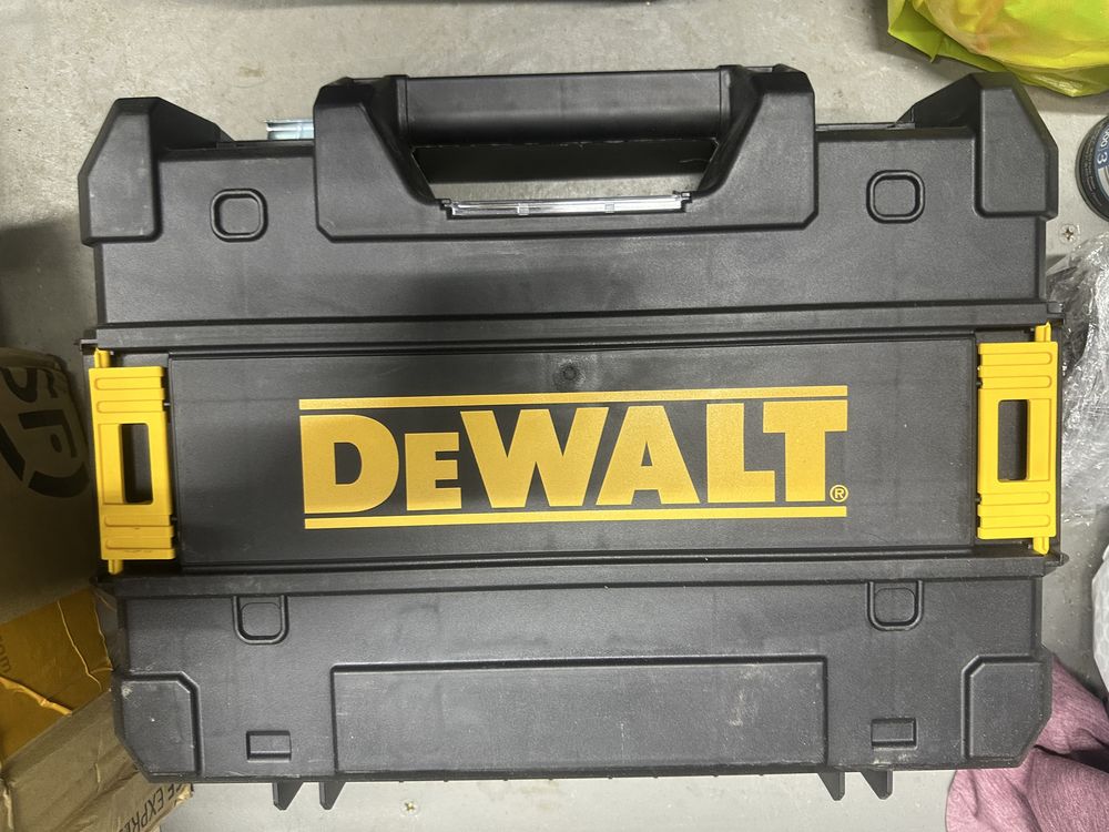 DeWALT шуруповерт DCF850 ,  2 батарея ,зарядка, кейс