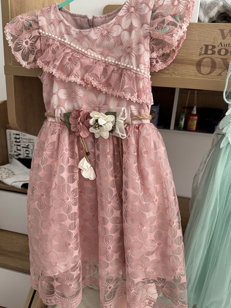 Платье нарядное на девочку 4-6 лет