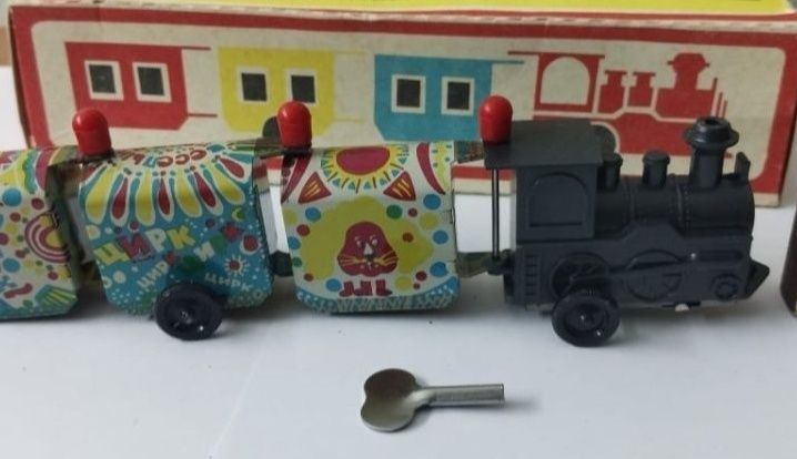 Игрушка СССР новая заводная имеется ключик паровозик поезд с прицепо