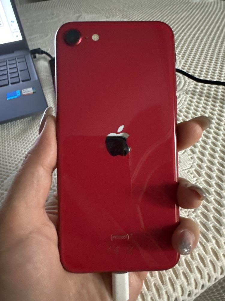 Продаю iPhone SE 2020 год (брали в 2021)