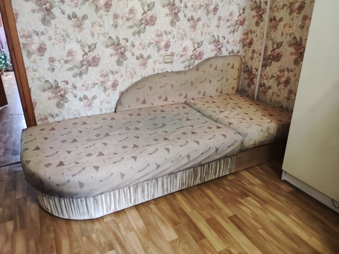 Диван - кровать с ящиком для хранения вещей