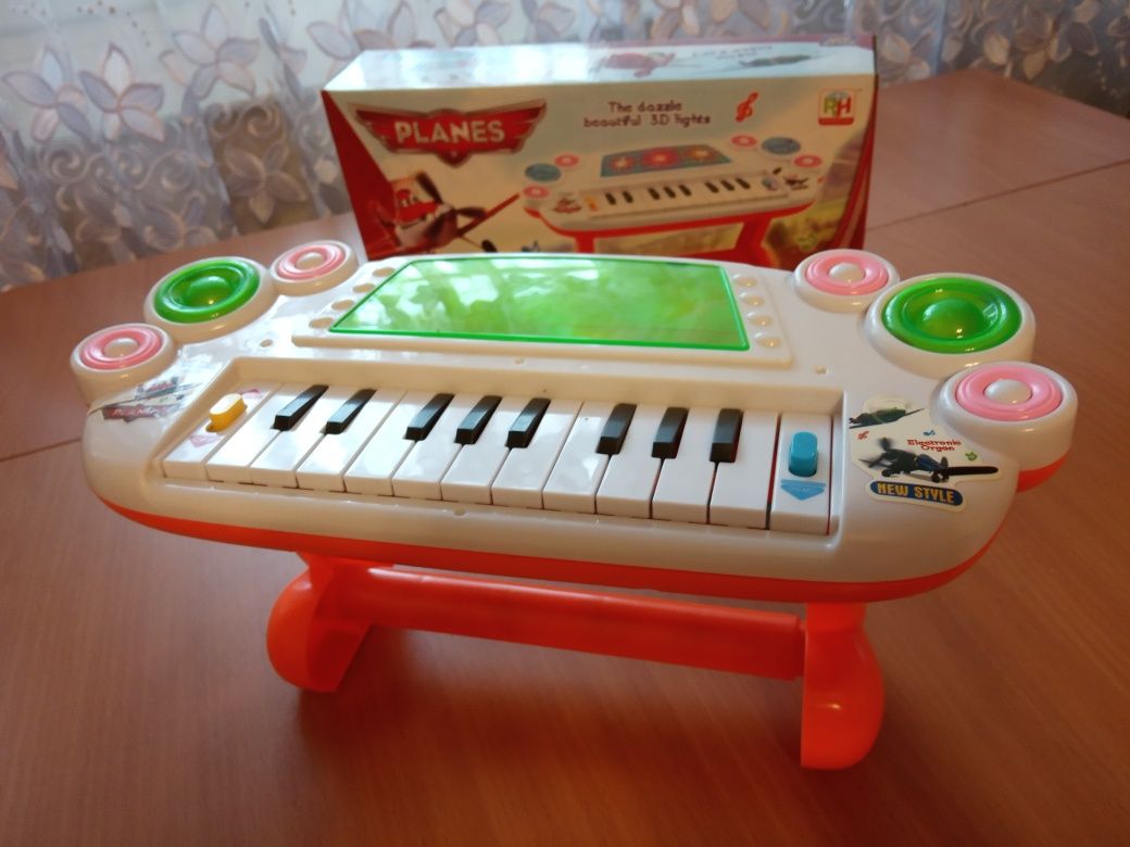Развивающие игрушки-конструктор,пазлы,кубики...