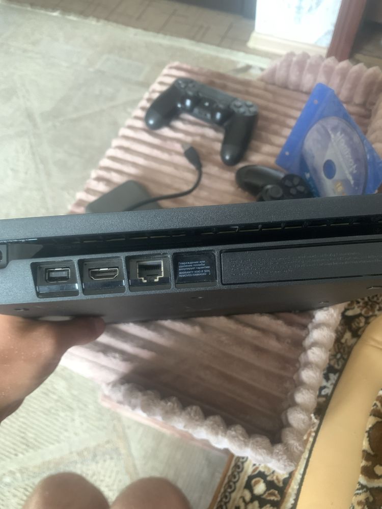 Продаю sony playstation 4 slim, 2 джостика шнуры, жоский диск на 1 тб