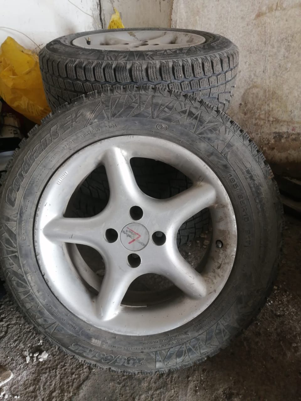Продаётся резина лапочка 195-65-  R15   4×100  вместеститановыми диска
