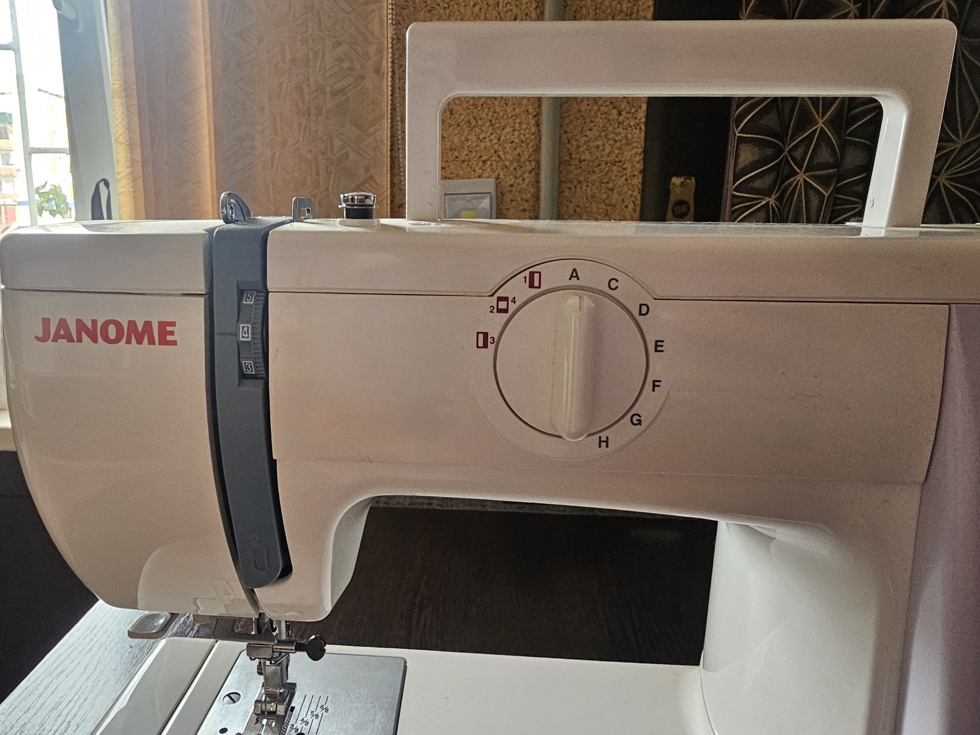 Продам электрическую швейную машинку
