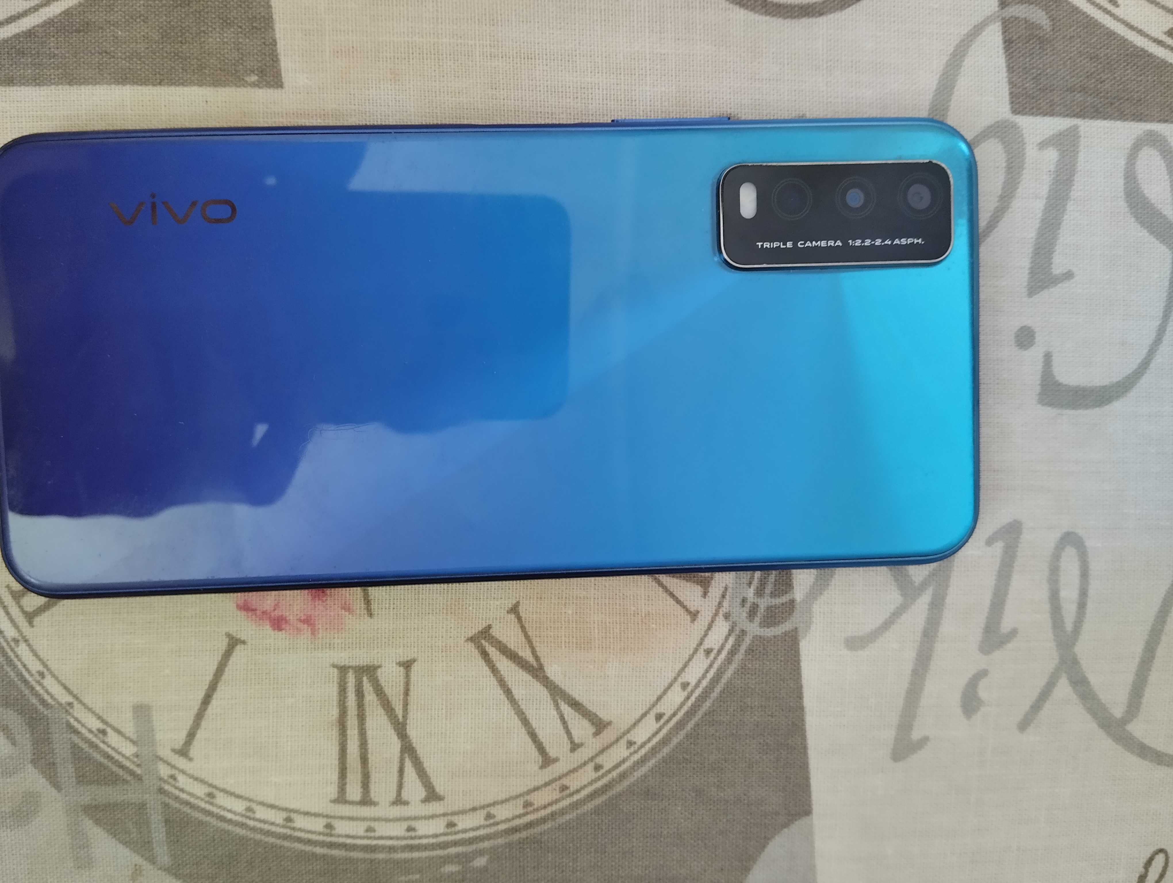 Vivo Y20 в комплекте 2 шнура,нушник,Чехол Сам телефон