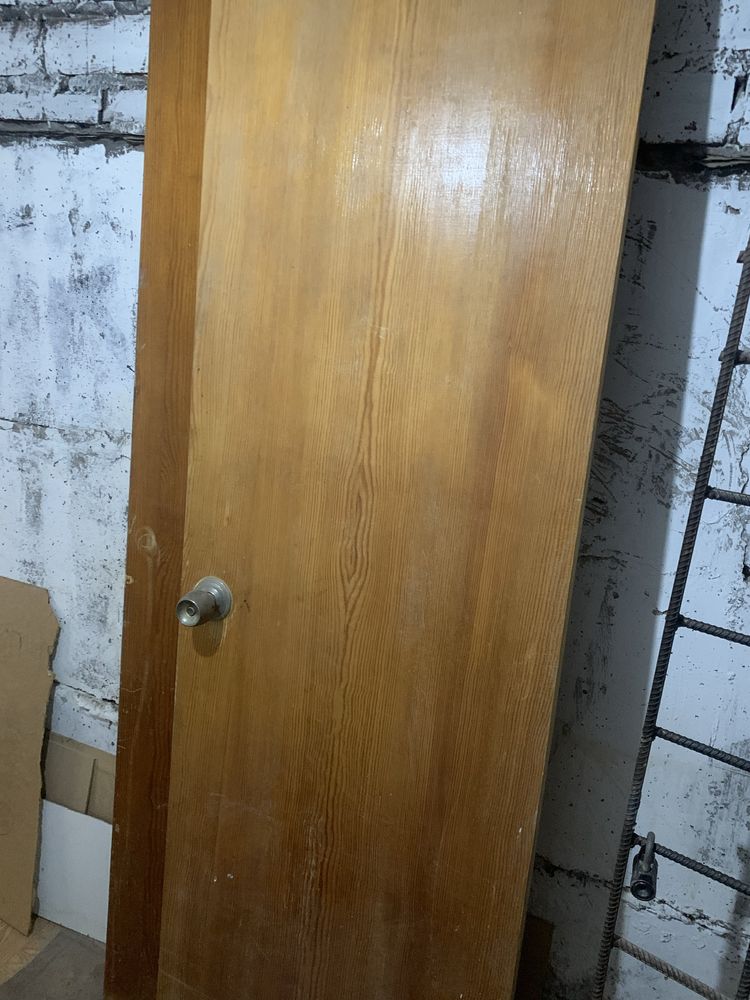 Продам двери 2 шт,массив дерева очень прочные