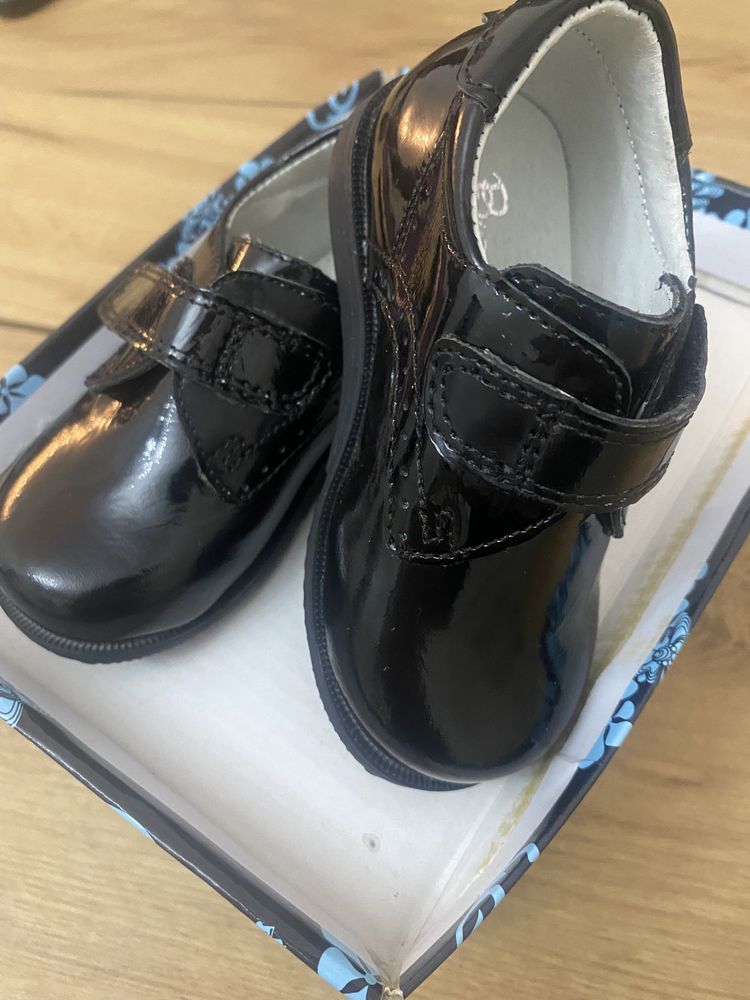 Продам детские туфли для мальчика на годик
