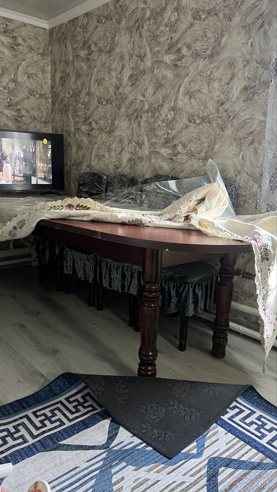 Стол со стульями