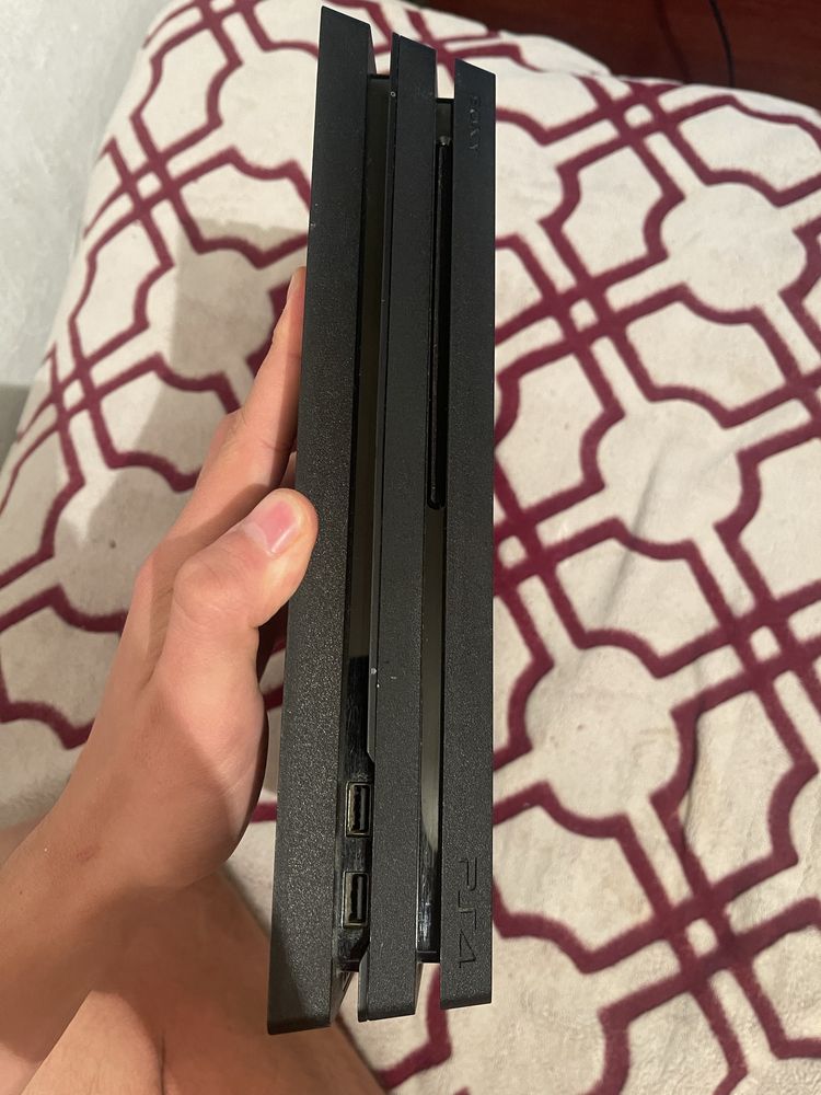 Продаю оригинальную PlayStation 4 Pro