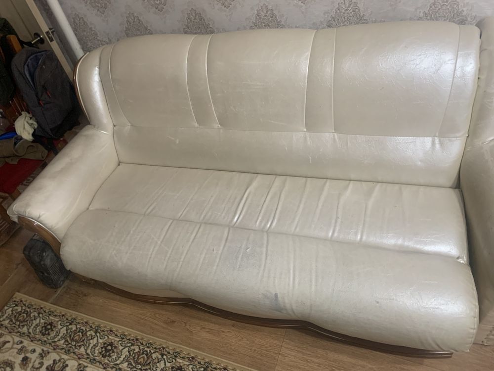 Продаю диван угловой кожаный белый