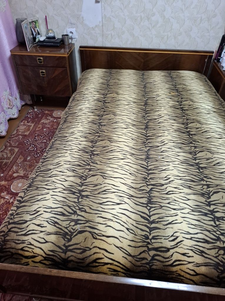 Продам спальный гарнитур кровать,две тумбочки,трильяж,шифонер