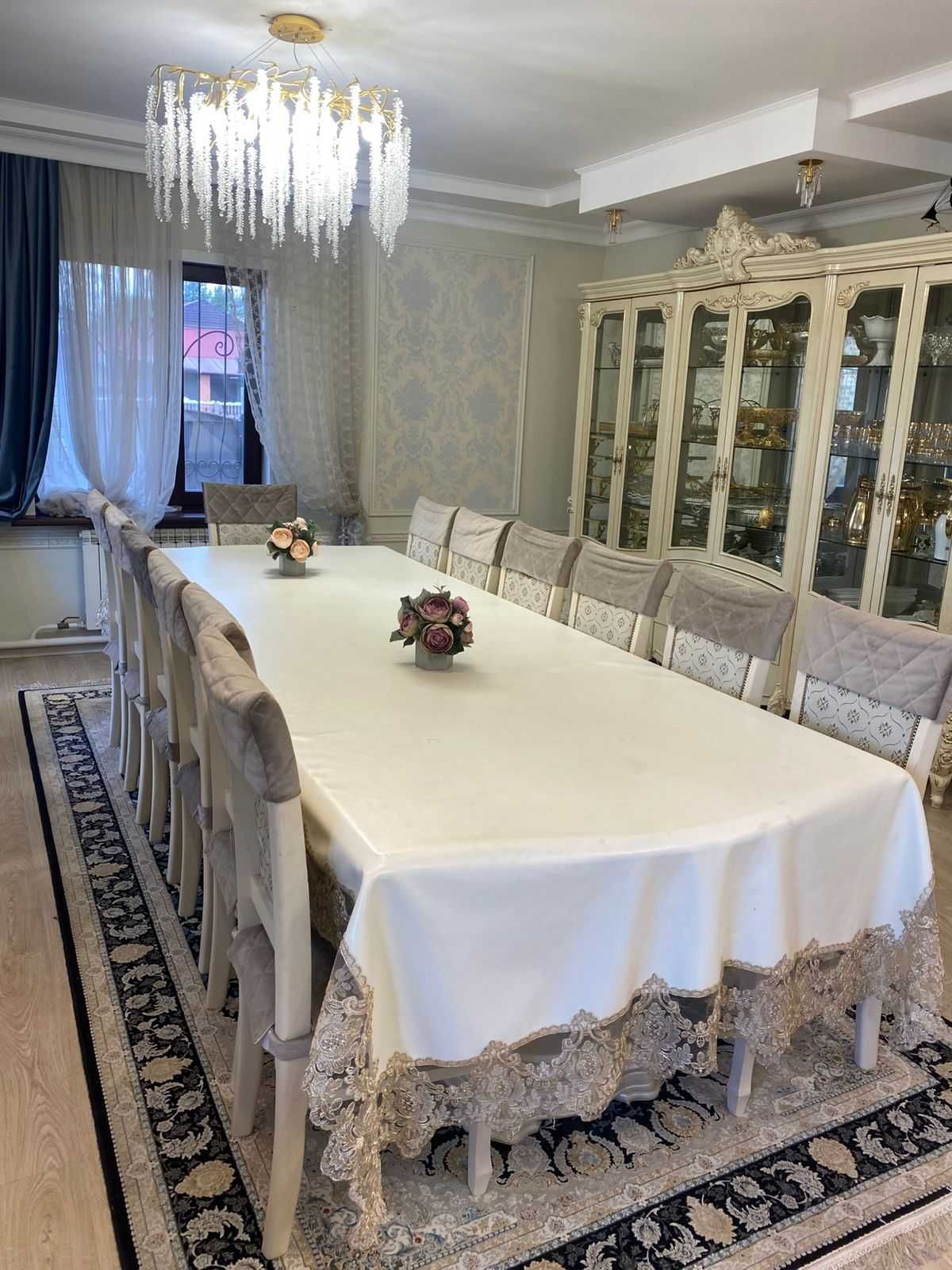 стол сервант стулья с чехлами