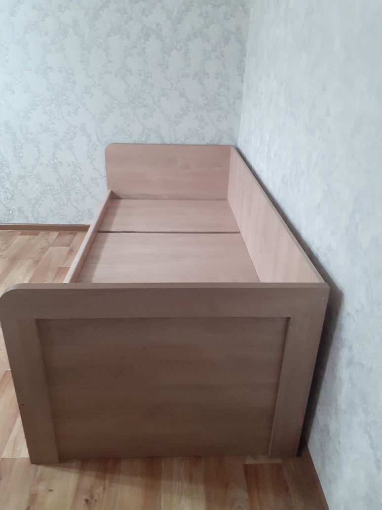 Продам кровать.односпальная размер 90 ×200 .