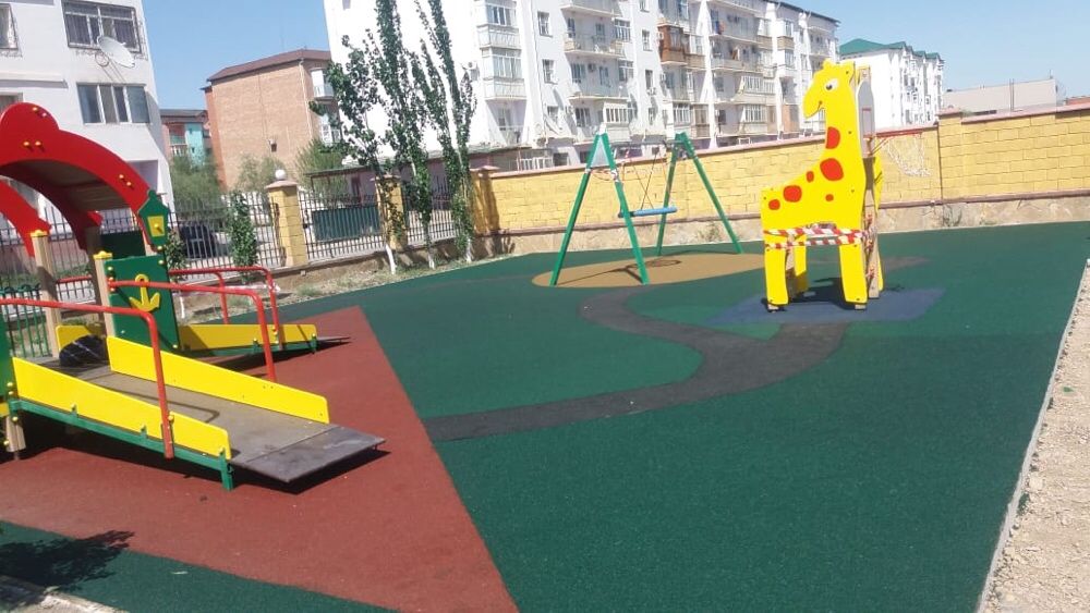Резиновой тартановое покрытие детская и спортивная площадка