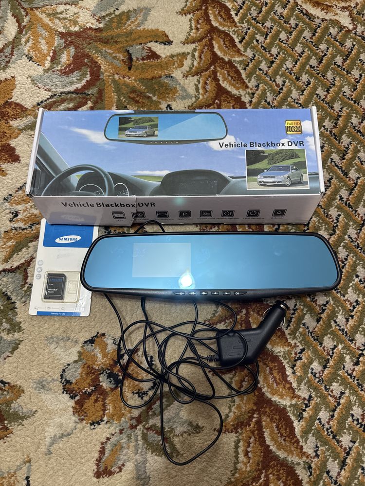 видеорегистратор *Vehicle Blackbox DVR* в виде зеркала заднего вида.
