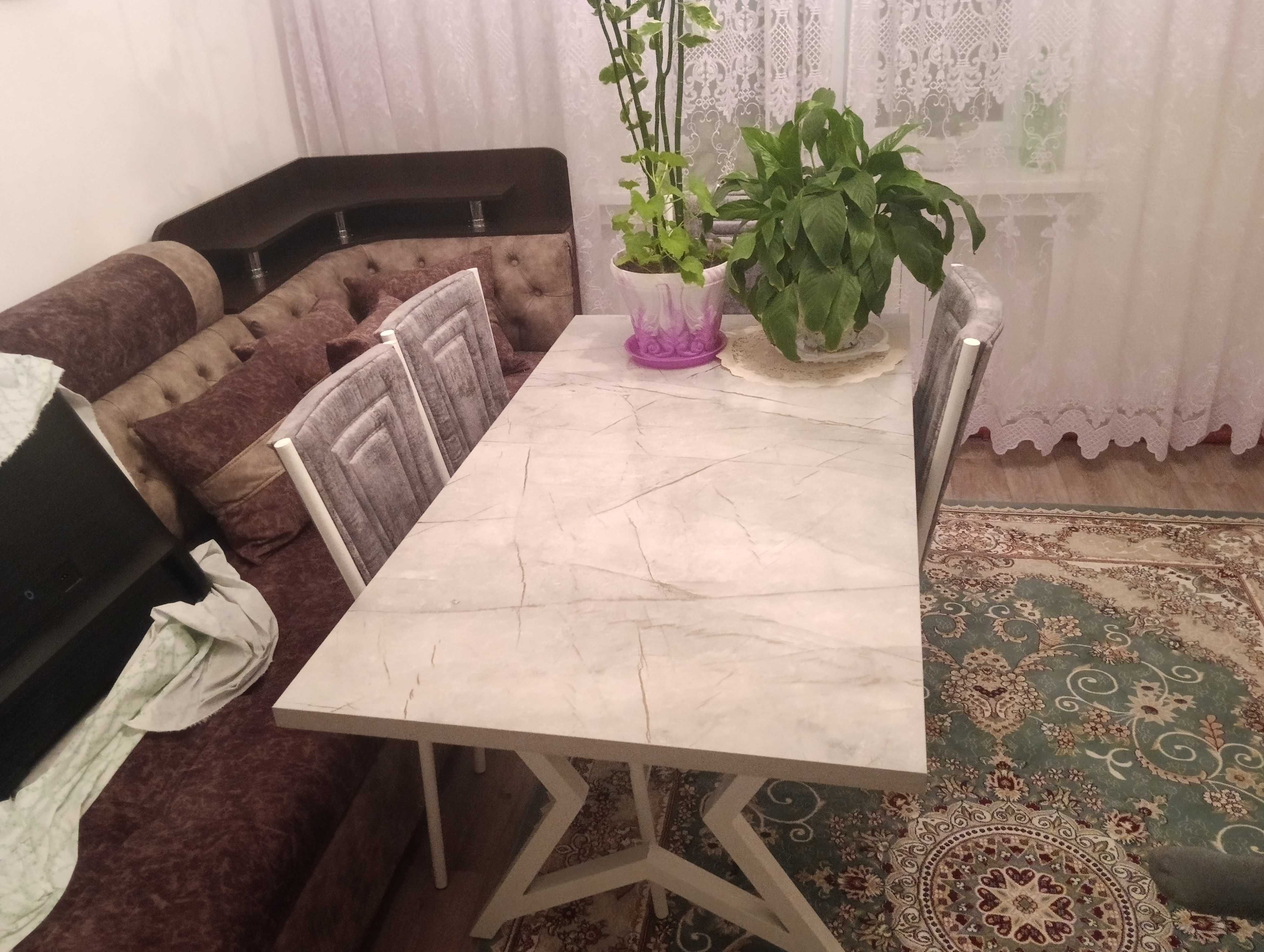 Продается телевизор и стол с стульями